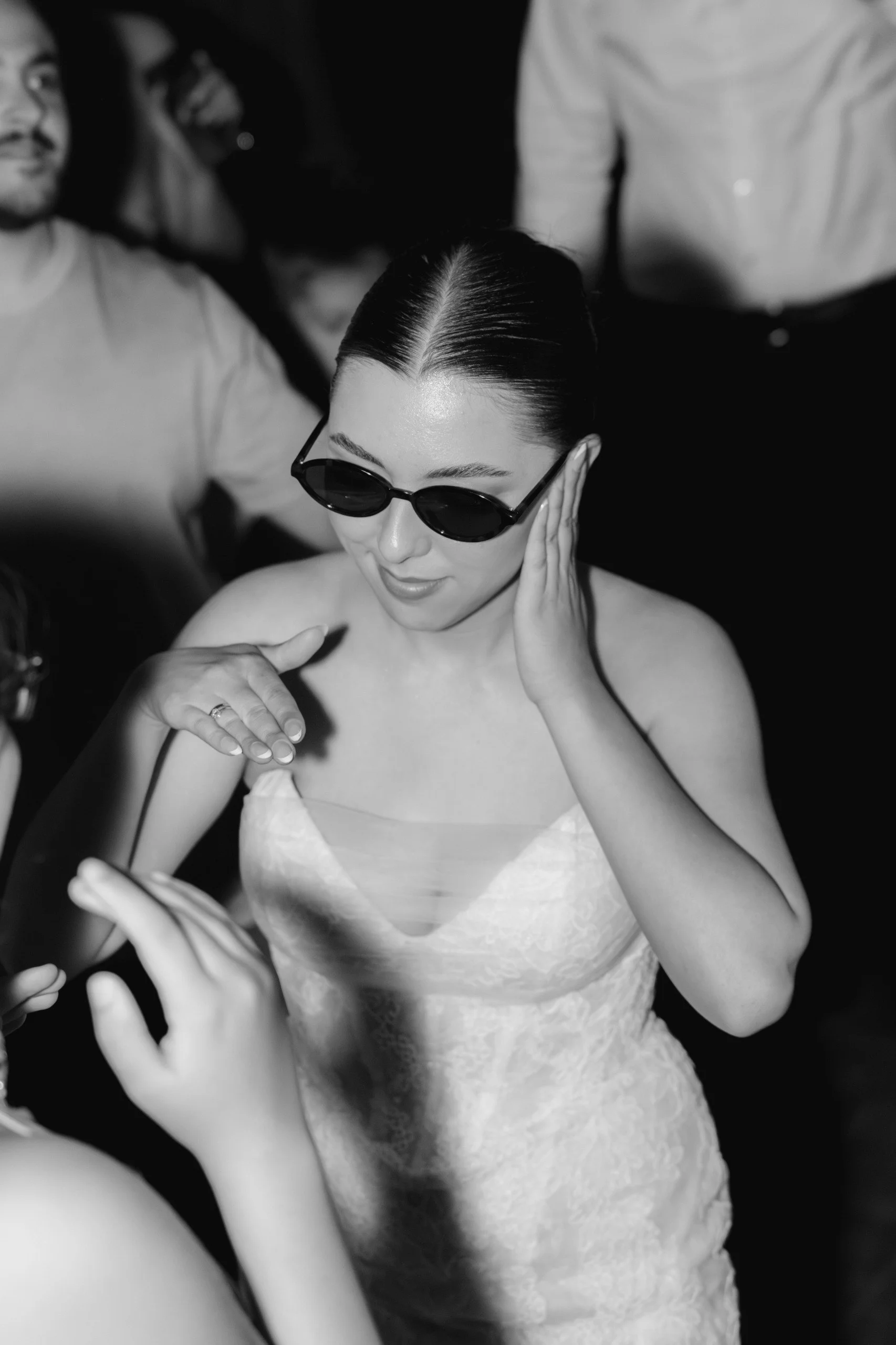 Braut tanzt mit Sonnenbrille auf der Party