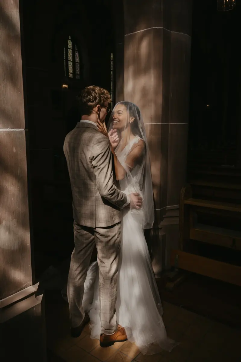 Paar in der Kirche mit dramatischem Licht