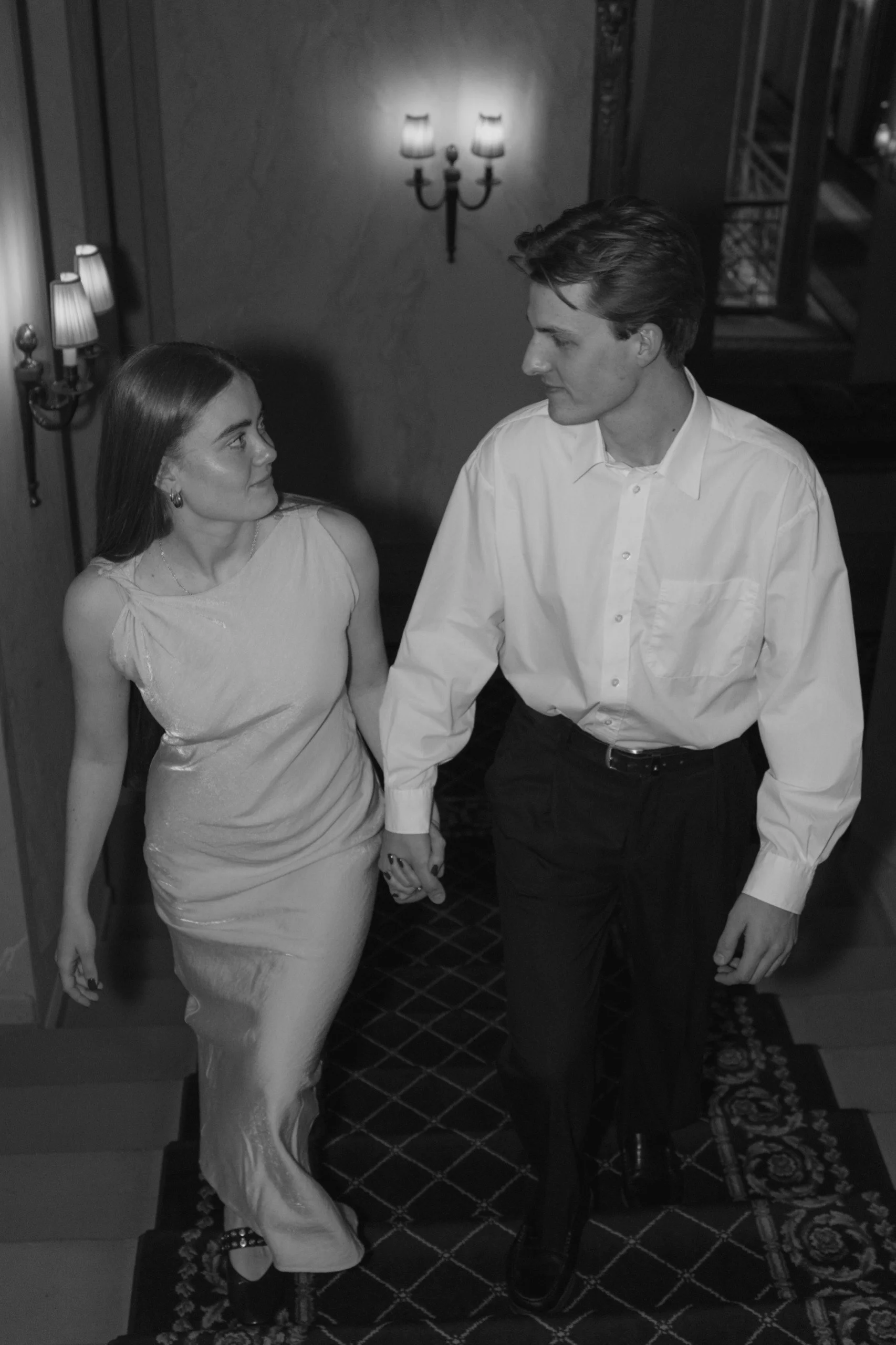 Paar auf eleganter Treppe