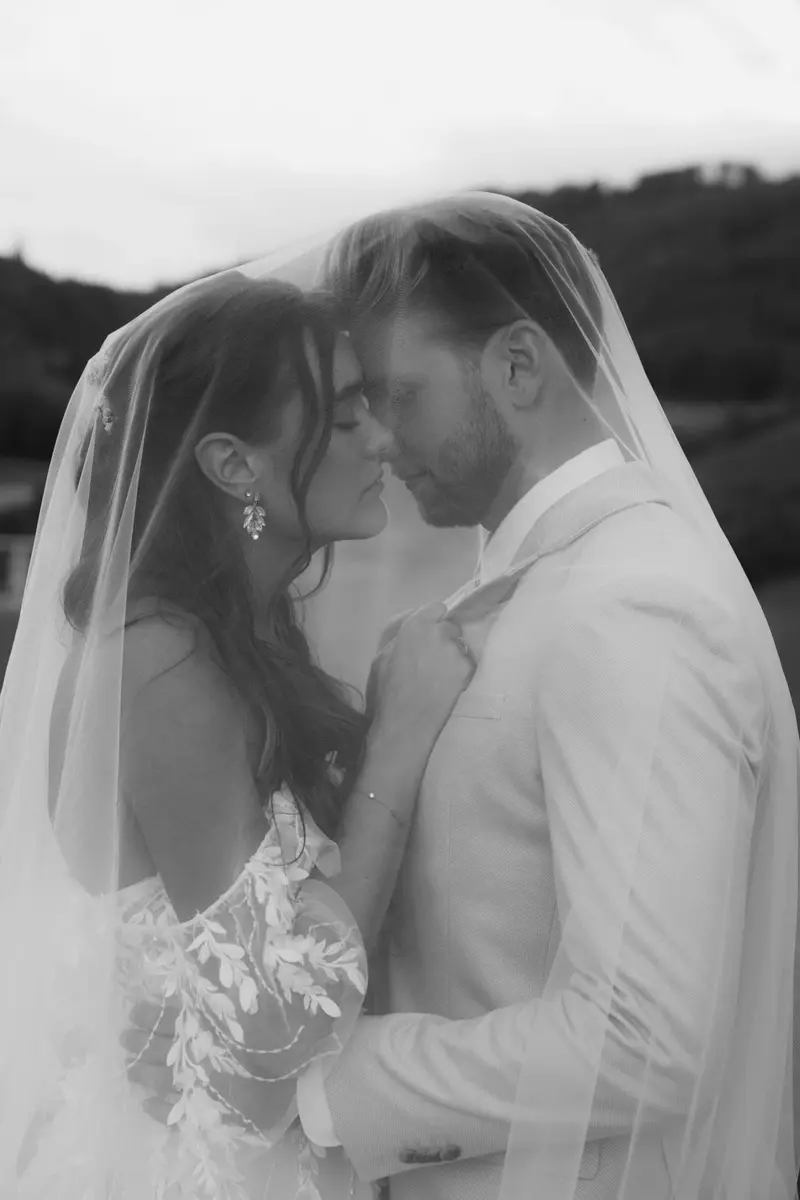 Paar unter dem Schleier in Schwarzweiß