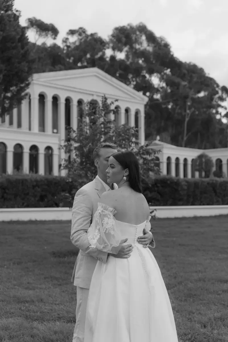 Paar vor eleganter Villa