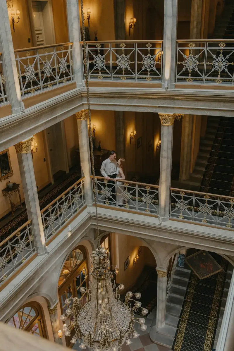 Paar im Grand Hotel mit Kronleuchter